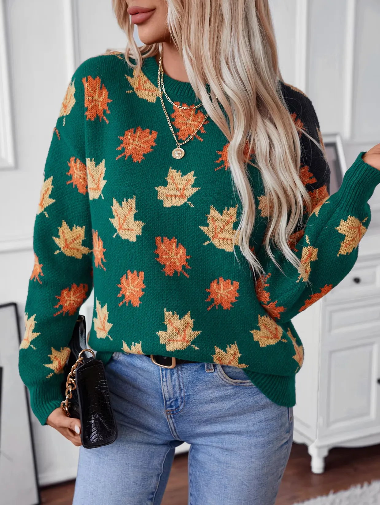 – Gestrickter Pullover mit Ahornblattmuster